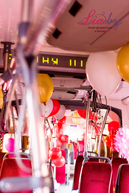 Украшение цветами и шарами салона трамвая