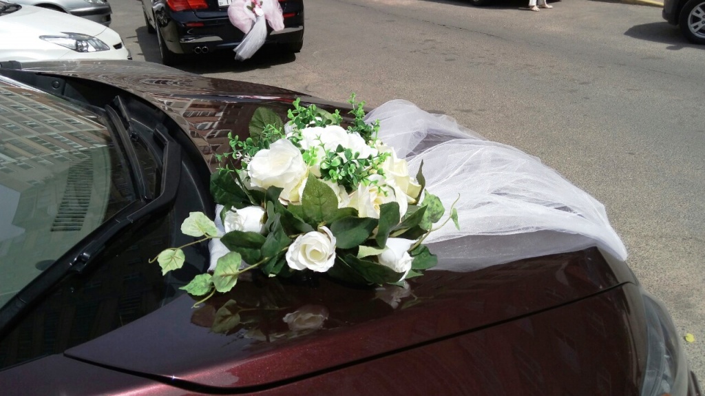 Украшение капота свадебного авто композицией из искусственных цветов