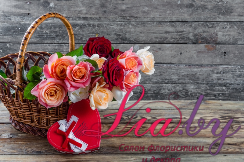 Корзина с цветами и Валентинка на 14 февраля