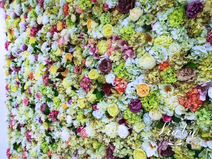 стена из цветов, украшенная стена большим количеством цветов