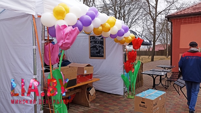 Украшение торговой палатки шарами и большими тюльпанами на фестиваль-ярмарку