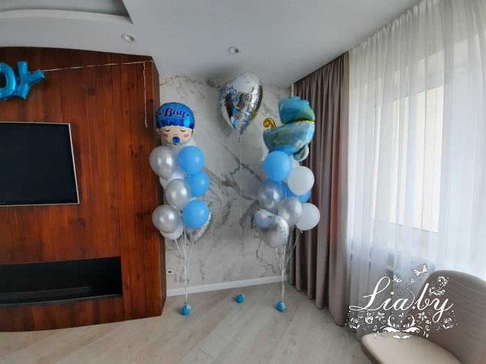 Украшение гостиной квартиры на выписку из роддома новорожденного мальчика. Голубые и белые шары с гелием, написи на шарах: спасибо что родила и имя новорожденного мальчика