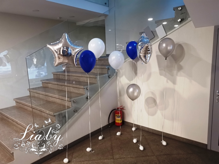украшений фойе офиса к 55 летнему юбилею шарами, надписью 55, фотозоной-баннером с шарами наполненными гелием, оформление лестницы шарами с гелием, установленных каскадом, белтрубопроводстрой, Минск
