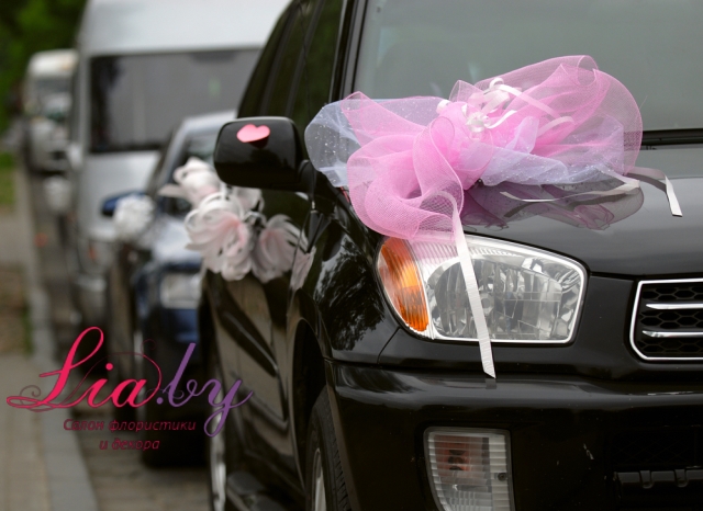 Банты из фатина украшают автомобильный свадебный кортеж