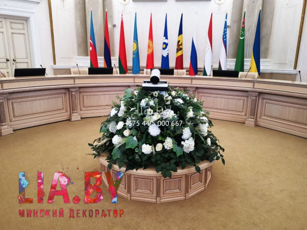 большая цветочная композиция из белых цветов в центр стола