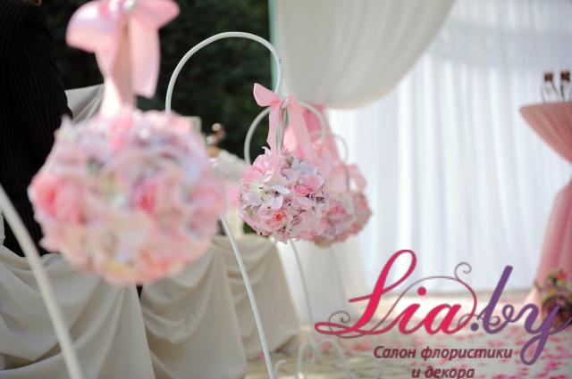 Нежно-розовые цветочные шары на стойках, свадьба