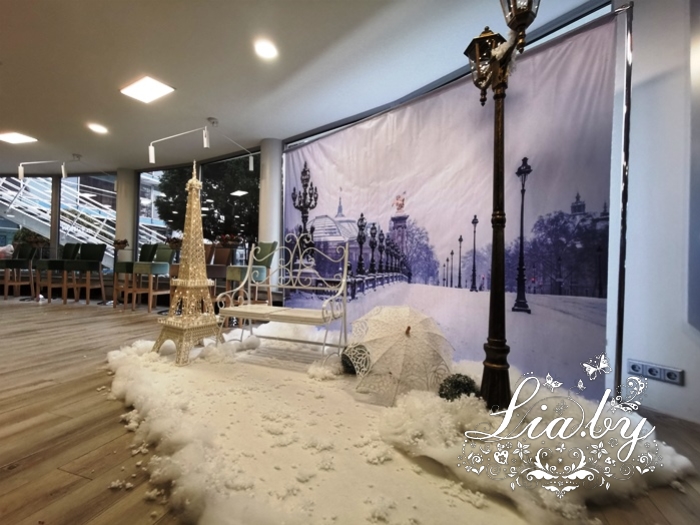 снежная фотозона париж с макетом эйфелевой башни с фонарем и лавкой