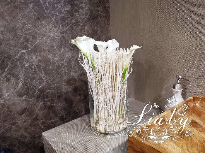 украшение ветвями, каллами и световой гирляндой офиса компании Ламинам - гранит и мрамор - белые каллы в вазе