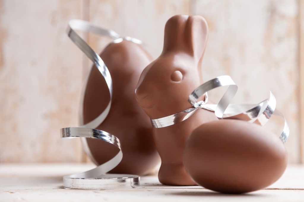 Шоколадные яйца и заяц, как вариант пасхального угощения
