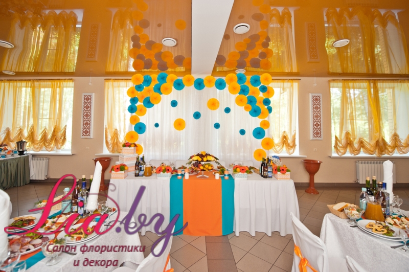 Стилизованное украшение свадебного зала с использованием тканей и шаров бирюзового, оранжевого и белого цвета