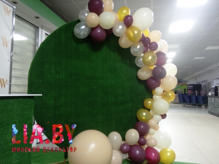 круглая фотозона под зеленый ковер (травка) украшенная разноразмерной гирляндой из воздушных шаров