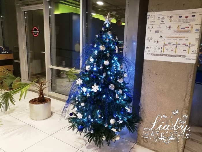 новогоднее украшение офиса Гисмарт - ел в фойе в синем цвете