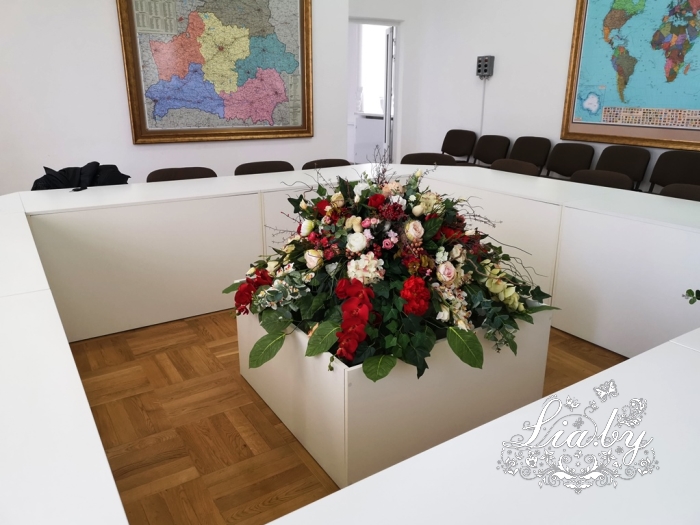 белорусский государственный ветеринарный центр , украшение стола для переговоров большой цветочной композицией, украшение стола доя переговоров