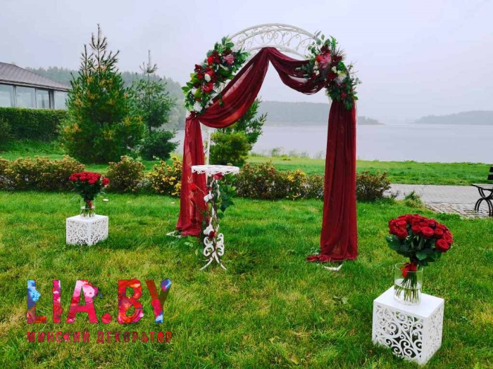 Выездная регистрация в алом цвете в Робинсон Клаб у озера, драпировка цветы, стойки резные, кованный стол