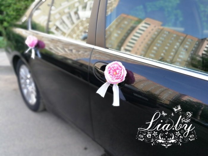 Оформление ручек черного авто на свадьбу лентой с цветком