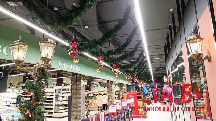 Новогоднее украшение магазина Перекресток (хвоя, шары под потолок, елки, гирлянды)