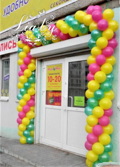 Оформление магазина к открытию шаровой гирляндой