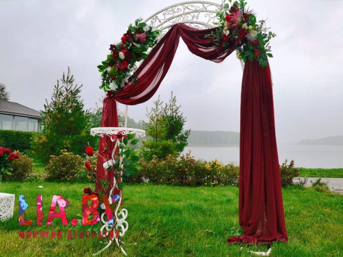 Выездная регистрация в алом цвете в Робинсон Клаб у озера, драпировка цветы, стойки резные, кованный стол