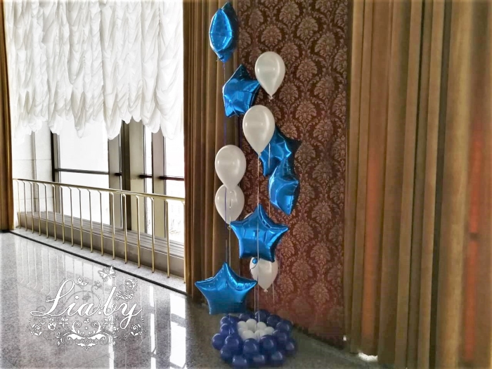 Бело-синий комбинированный фонтан-спираль из латексных и фольгированных шаров с круглой тумбой.