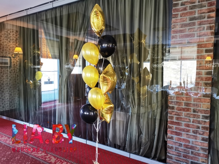 фотозона на юбилей из пвх-баннера с шарами, фонтаны из шаров с гелием золотого и черного цветов, фольгированные звезды