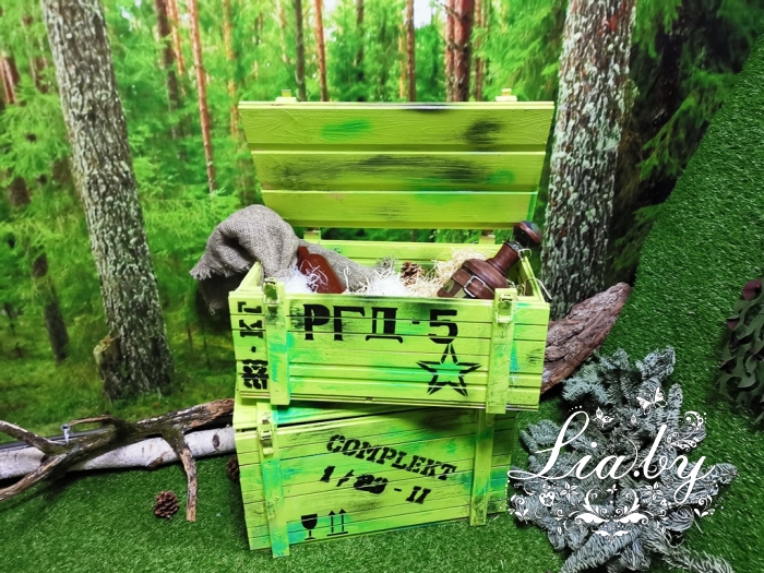 фотозона в стиле землянки-блиндажа военного в лесу, с кострищем и котелком, ящиками с боезапасами, с елями и фоном с печатью лесного пейзажа