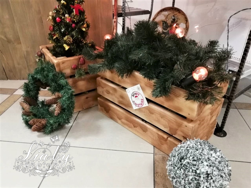 Ящик с новогодним украшением в фотозоне