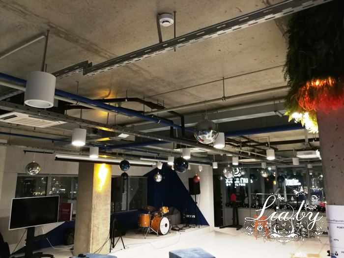 новогоднее украшение офиса Гисмарт украшение потолка шарами-гигантами