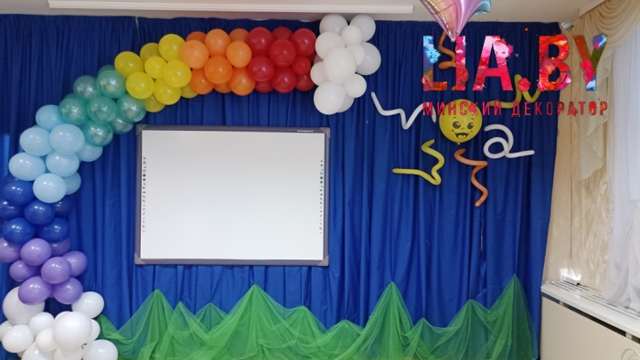 Украшение актового зала в детском саду на линейку - радуга, и солнце из шаров