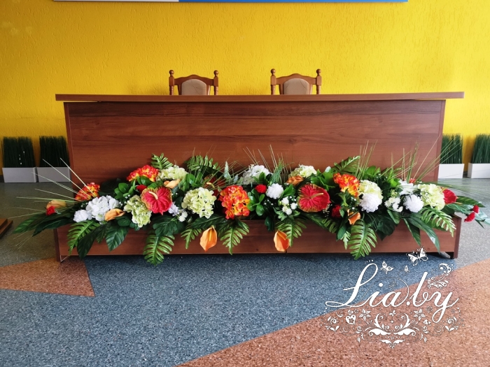 цветочные композиции для украшения стола заседаний и стойки спикера на сцене, в композиции использовались цветы белого, оранжевого и красного цвета, а также зелень