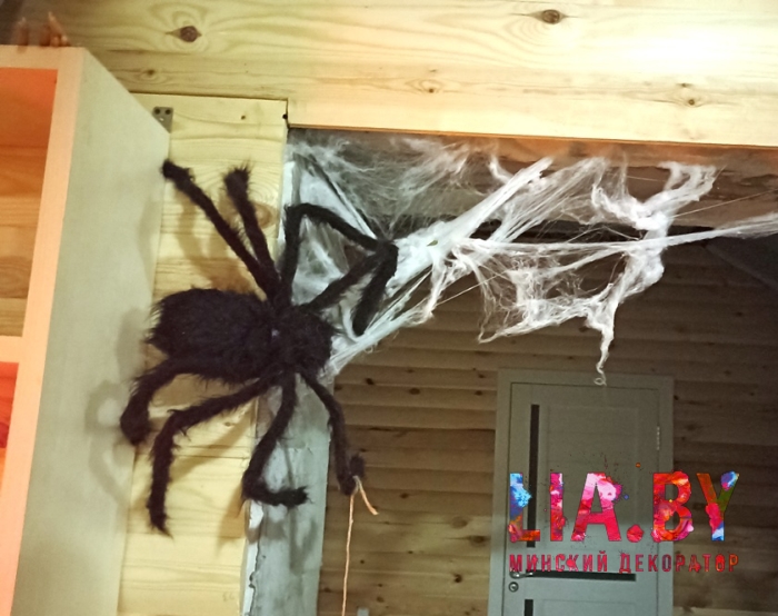 тематическое украшение на halloween: тыквы, пауки, паутина, страшные маски и манекены