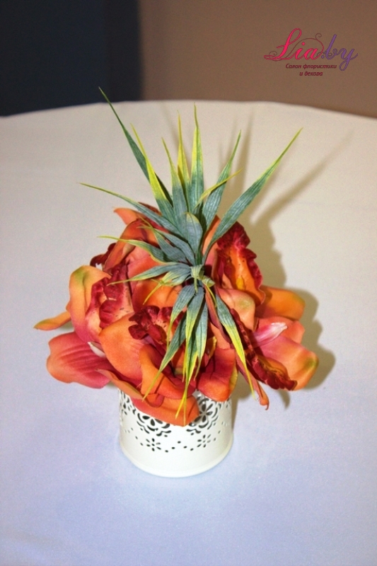 Украшение стола цветами в вазочке