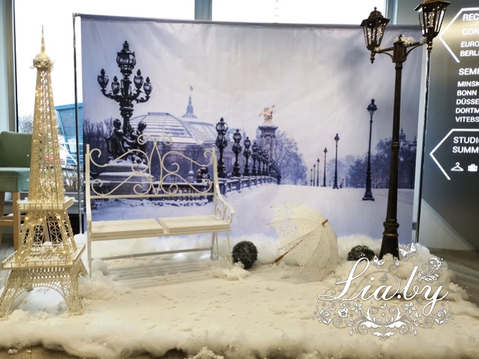 снежная фотозона париж с макетом эйфелевой башни с фонарем и лавкой