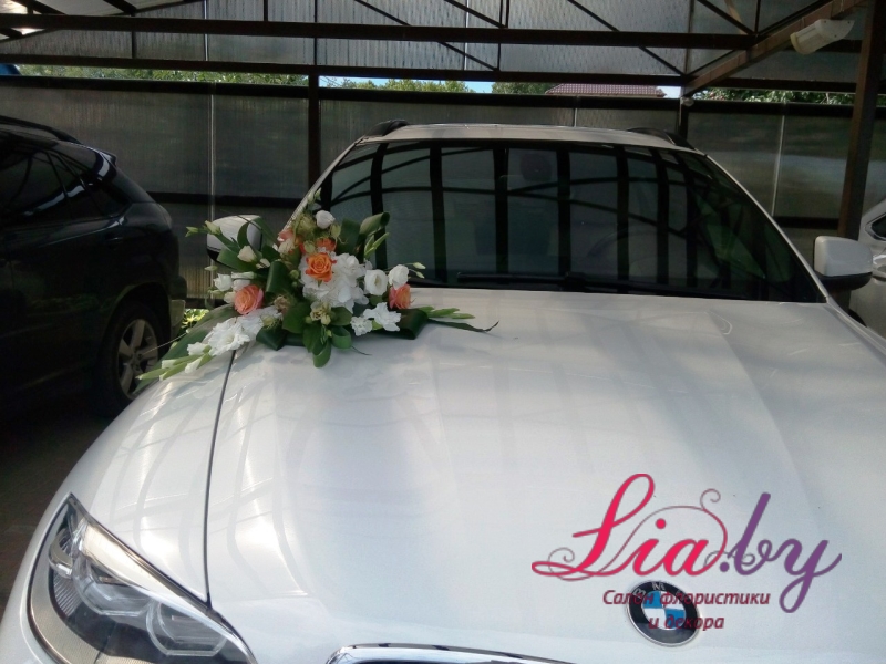 Украшение капота белого авто композицией из живых цветов на свадьбу в Минске