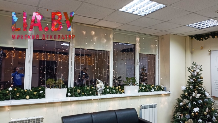 Украшение офиса компании к Новому году Ель, окно, стены