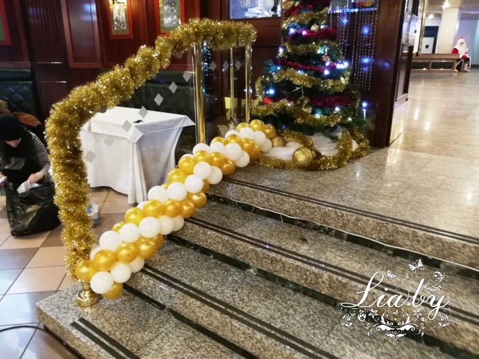 украшение шарами входа в кафе в дворце республики