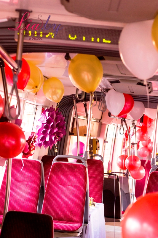 Оформление шарами и цветами салона трамвая на юбилей 50 лет