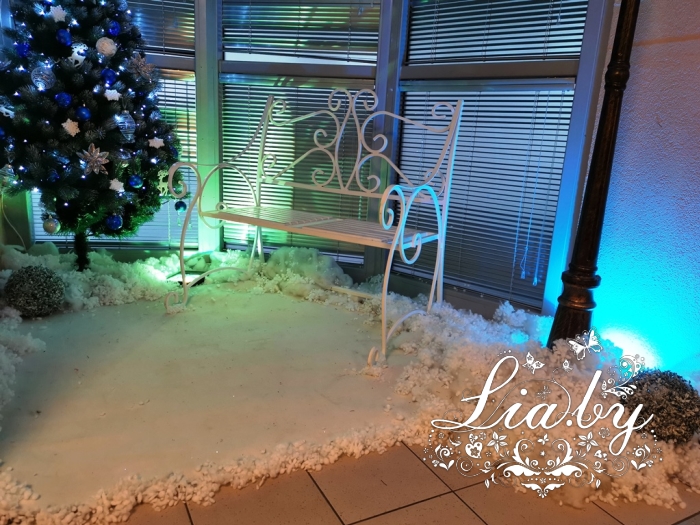 украшение офиса лизинговой компании к новому году - снежная фотозона на тему "Зимняя улица" с лавкой, фонарем, елью и снегом