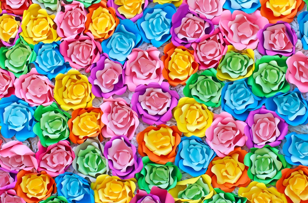 Стена из разноцветных бумажных цветов