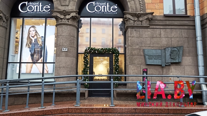 Украшение фасадов магазинов Conte к новому году световыми и хвойными гирляндами