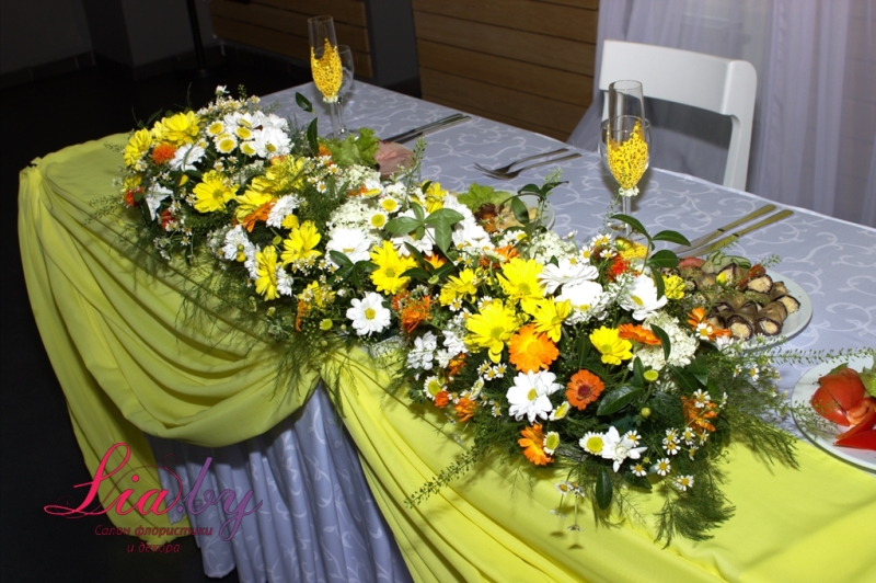 Живые цветы на столе молодых желтого цвета