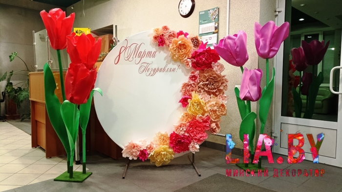 Фотозона Тюльпаны с круглым фоном на 8 марта