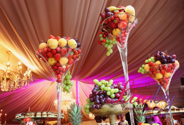 Высокие вазы-бокалы (60-70 см) наполненные фруктами