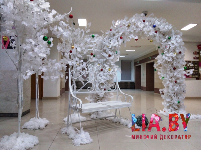 украшение коридора аркой, декоративными деревьями и скамейкой которые с имитацией снега.