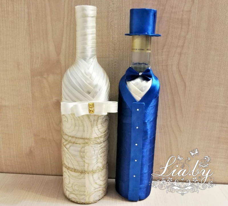 Украшение бутылки водки и бутылки с вином на свадьбу (синий и белый)