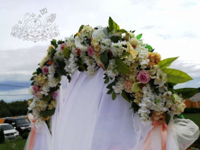 Украшение цветами арки на свадьбу