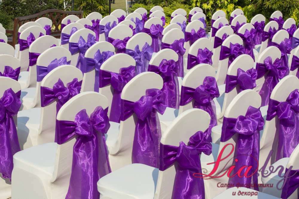 Украшение стульев белым полным чехлом и фиолетовым атласным бантом