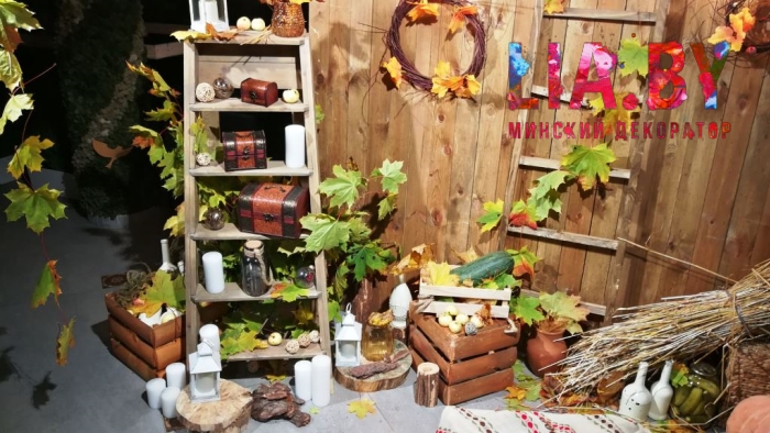 Фотозона Осень из деревянного щита с лестницей, ящиками, и урожаем