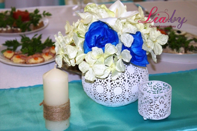 Декоративные вазы, цветы и свечи для украшения свадьбы