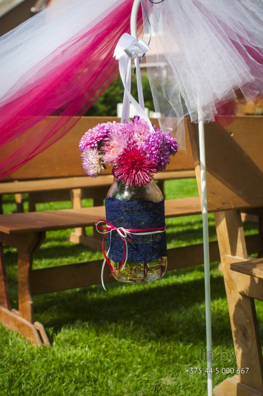 на свадьбе используется бутылка как подвесное украшение с цветами