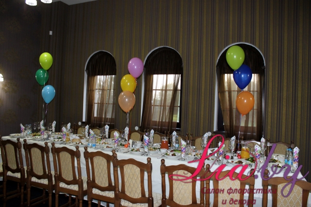 Фонтаны из шаров наполненных гелием на гостевом столе (стол родителей на детском празднике)